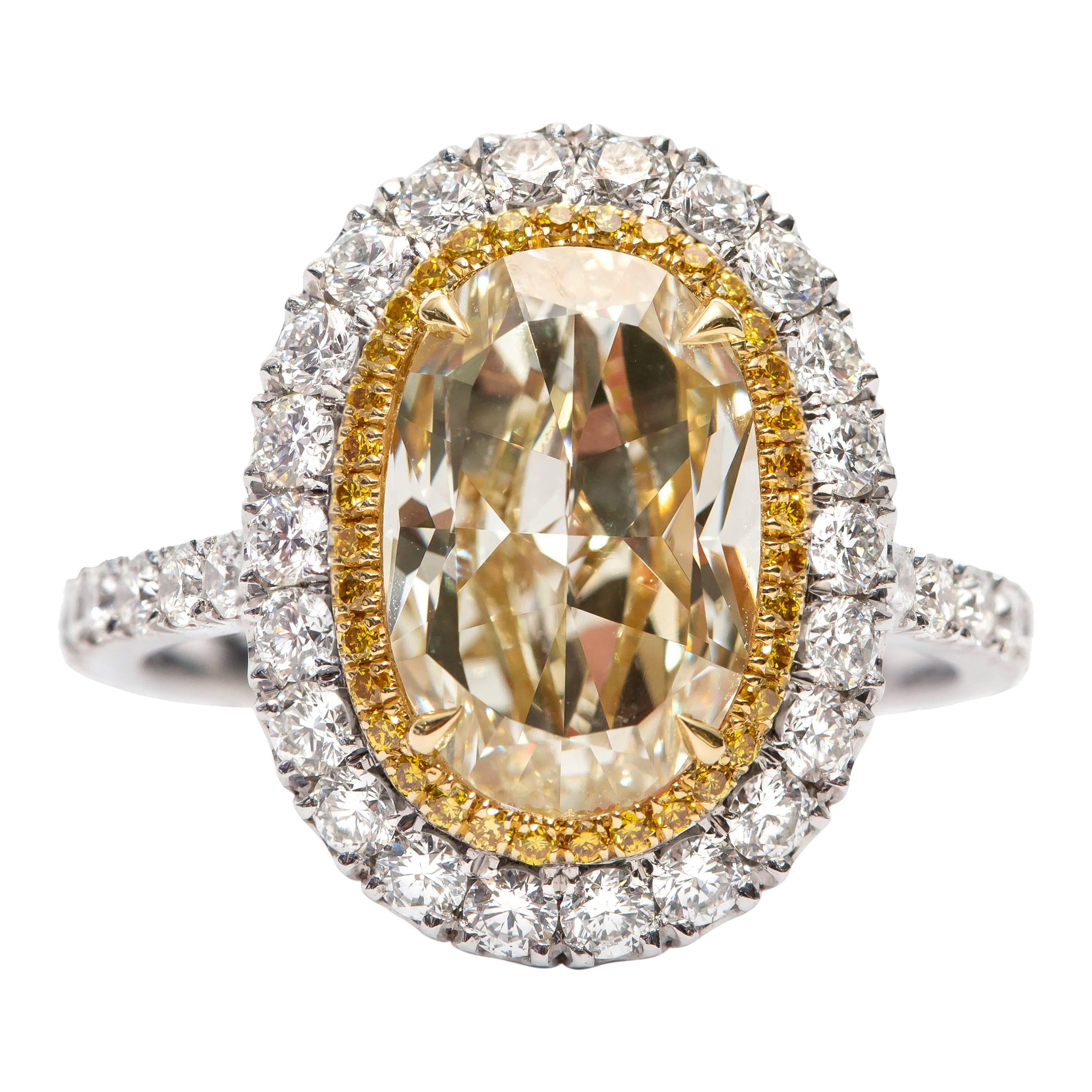 Bague en platine de forme ovale avec halo de diamants blancs et jaunes de 3 à 5 carats, sur mesure en vente