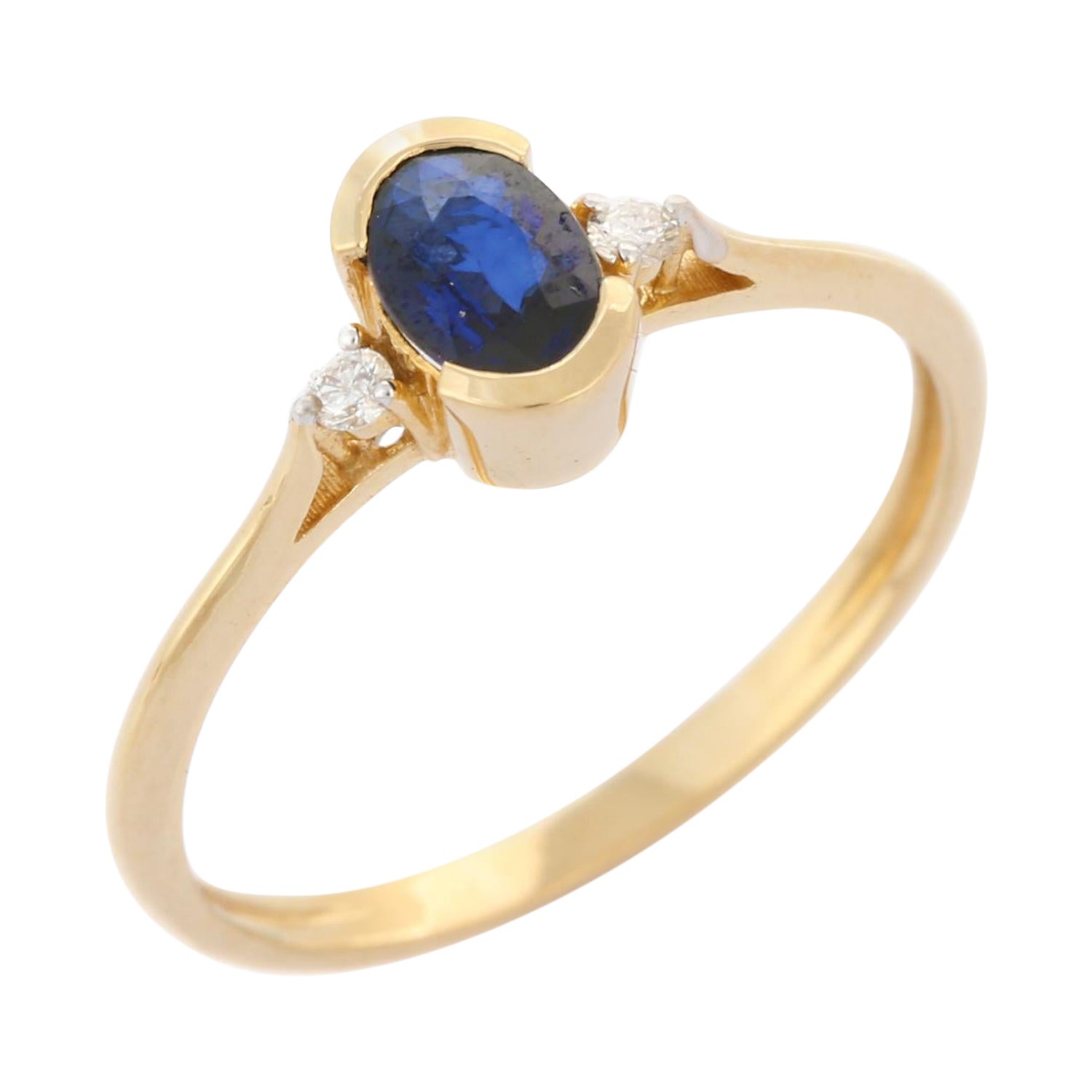 Bague minimaliste à trois pierres en or jaune 14 carats avec saphir bleu ovale et diamants