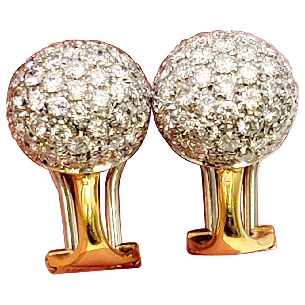 Boucles d'oreilles demi-cerceau Huggie en or bicolore 18 carats avec diamants pavés de 3,31 carats au total