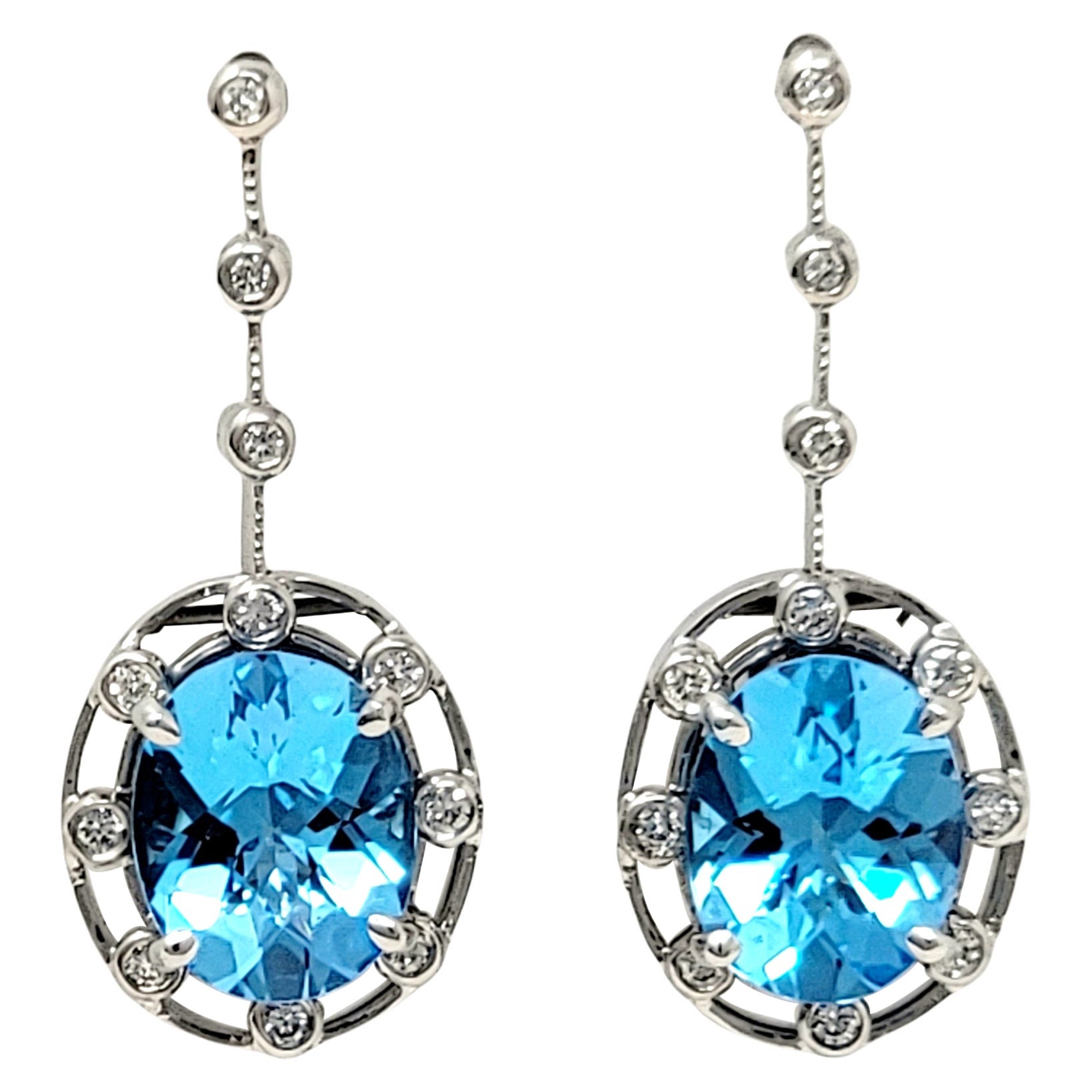 Boucles d'oreilles pendantes en or blanc avec topaze bleue de taille ovale de 6,32 carats et diamant.