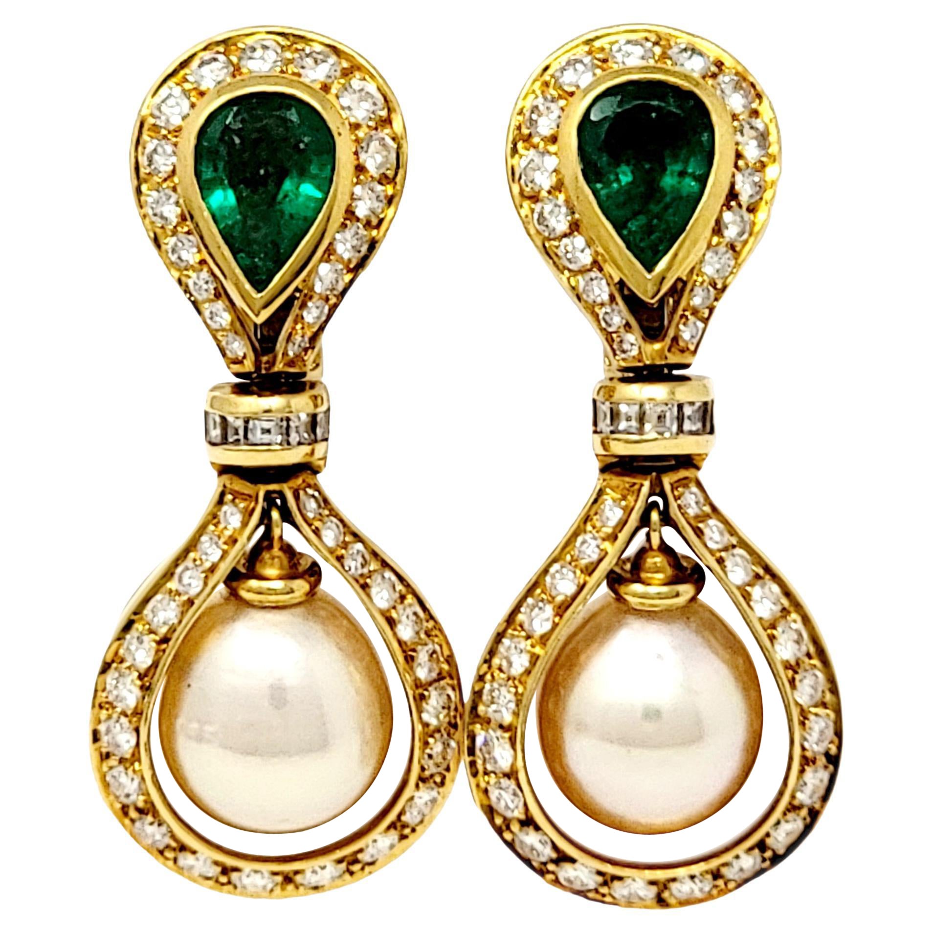Boucles d'oreilles pendantes en or jaune 18 carats avec perles de culture, diamants et émeraudes