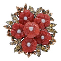 Coral, Diamantes de Fantasía, Zafiros, Perlas, Anillo de Oro Blanco y Rosa de 14 Kilates