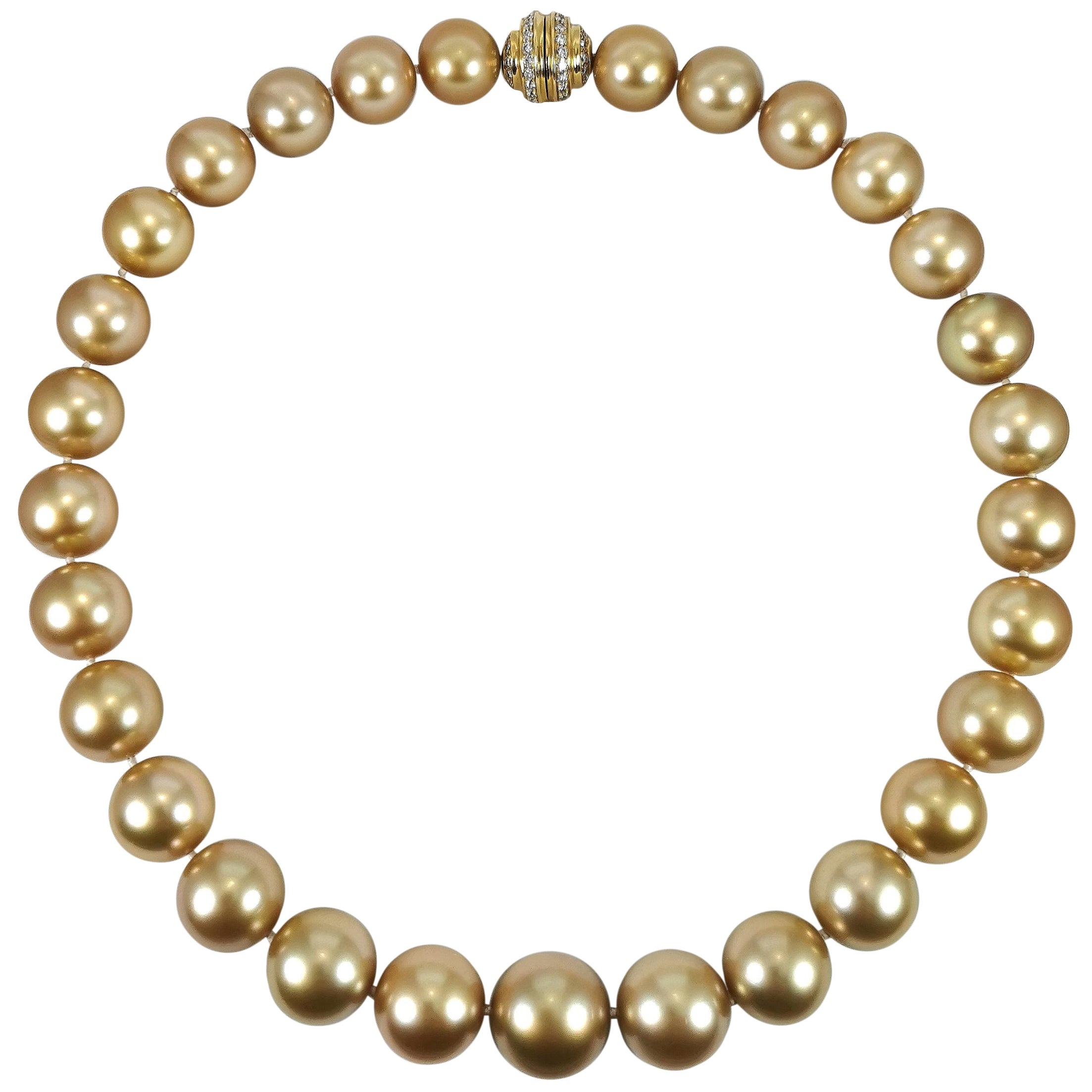 Top Gem Golden Southsea Necklace with 18k Gold Diamonds Clasp For Sale