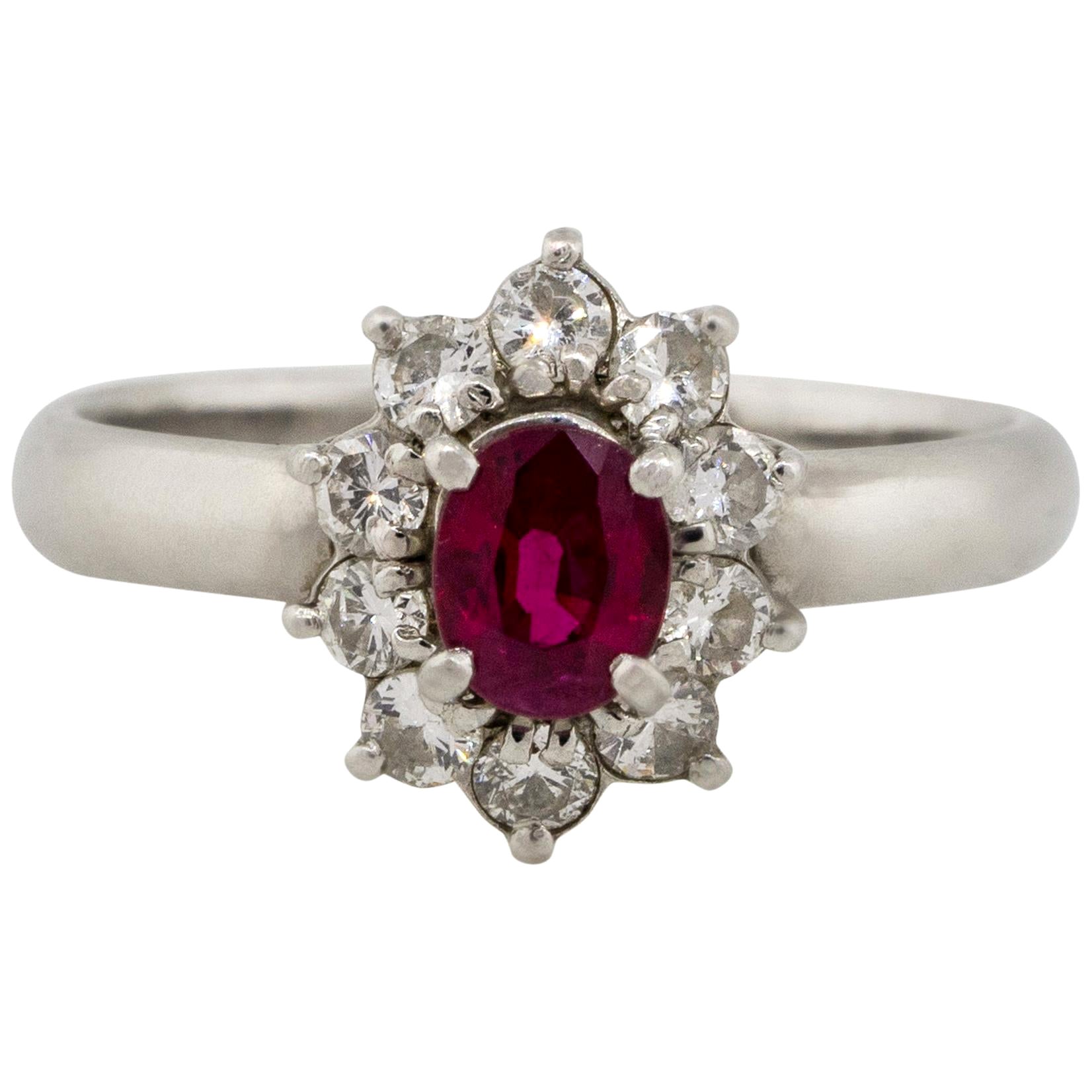 0,38 Karat ovaler Rubin-Diamant-Halo-Blumenring aus Platin, auf Lager