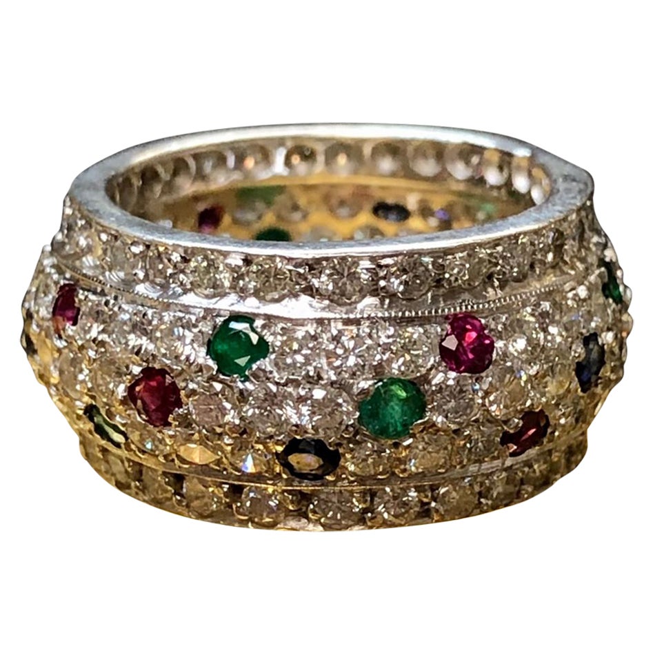 Bague jonc large dômée de diamants pavés 18 carats, rubis, émeraudes et saphirs 3,90 carats poids total, taille 6