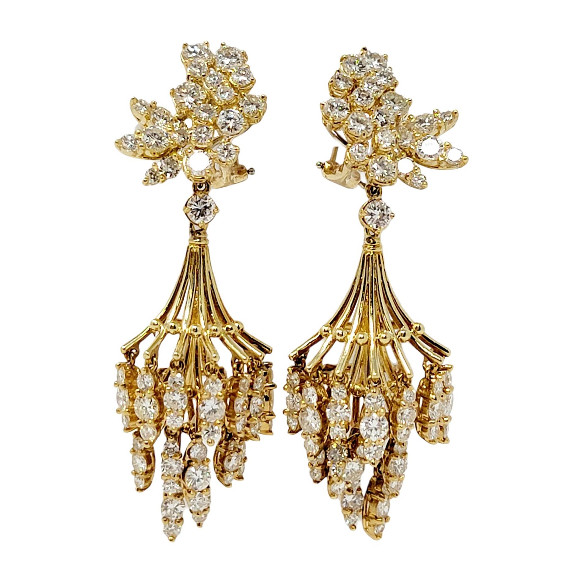 Dangling Chandelier Earrings in 18 Karat Gold 11.59 Carats Total Round Diamonds For Sale