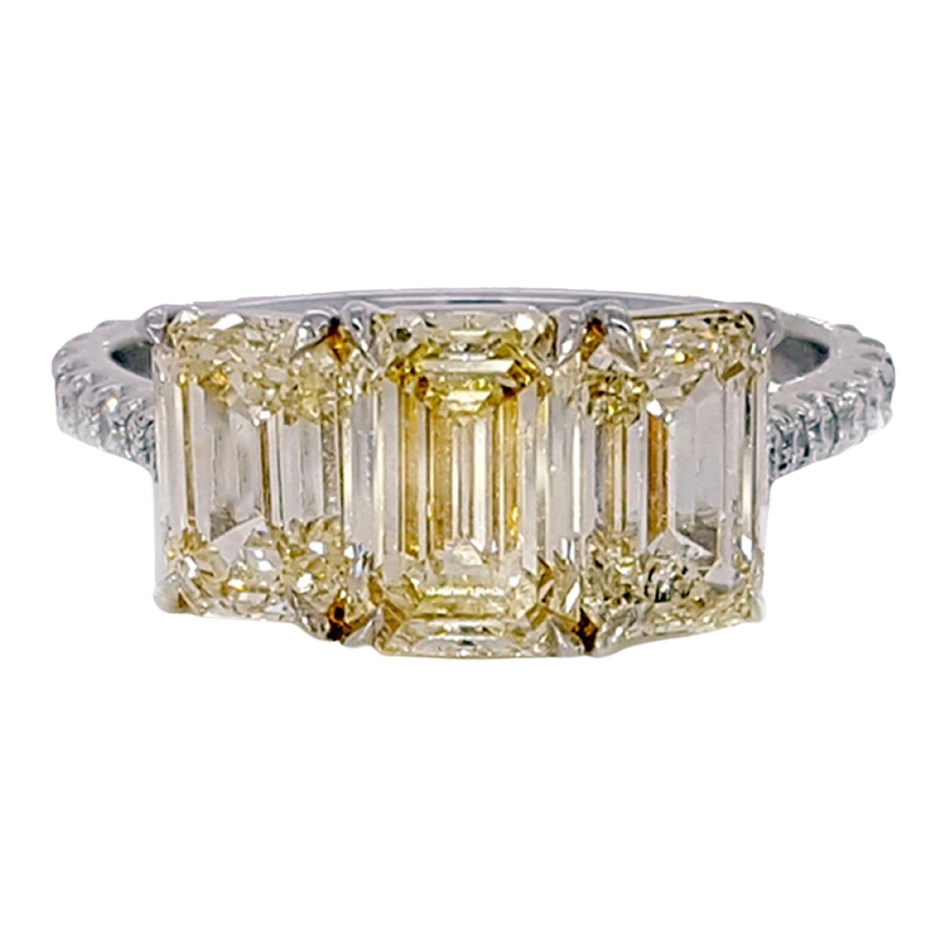 Verlobungsring aus Platin mit 3,35 Karat gelben Diamanten im Smaragdschliff und drei Steinen.