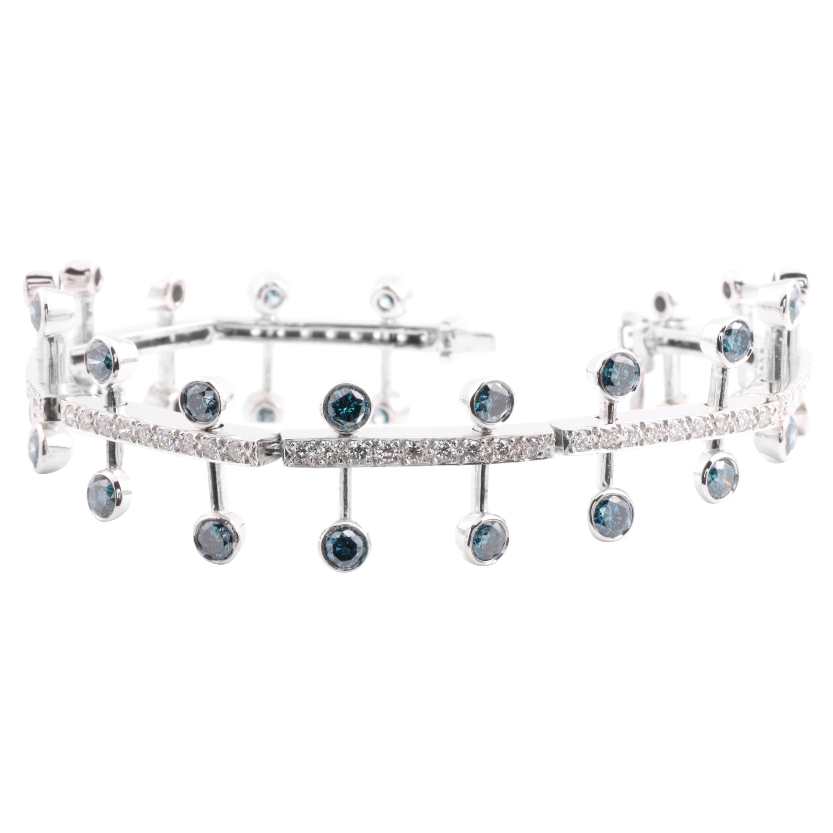 Weißes und blaues Diamantarmband aus 18 Karat Weißgold mit Diamanten im Angebot