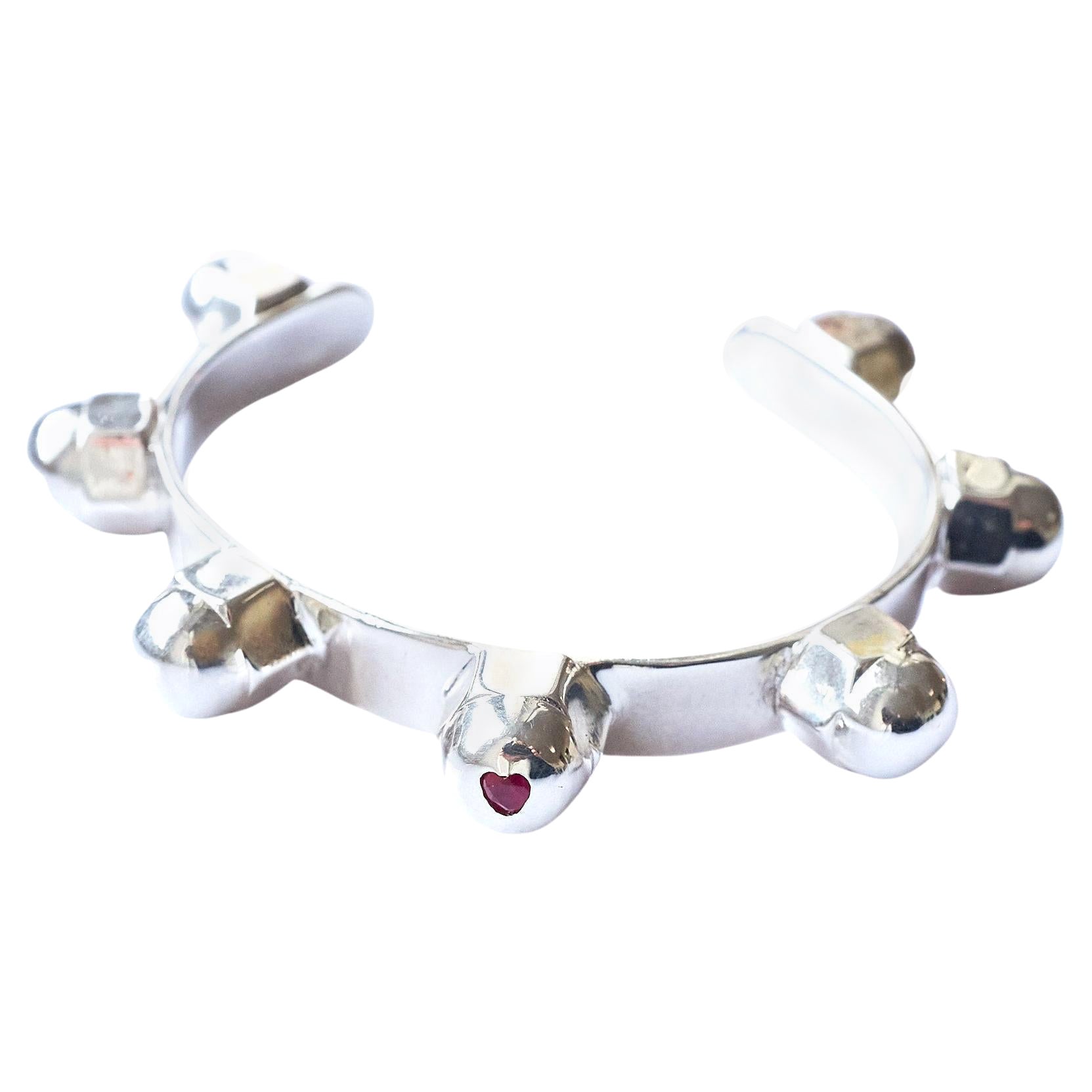 J Dauphin - Bracelet manchette en argent sterling avec clous en forme de cœur et rubis