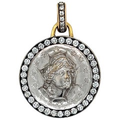 Pendentif en or blanc et jaune 18 carats avec pièce de monnaie Lady Liberty et diamants de 1 carat 