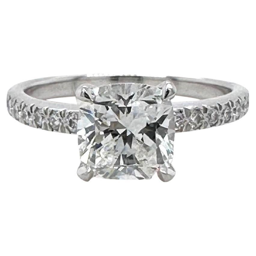 Tiffany & Co NOVO, bague Eng en platine avec diamant coussin serti pavé de 1,47 carat en vente