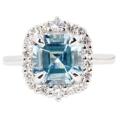 Zeitgenössischer 2,43 Karat leuchtend blauer Aquamarin & Diamant-Halo-Ring aus 18 Karat Gold