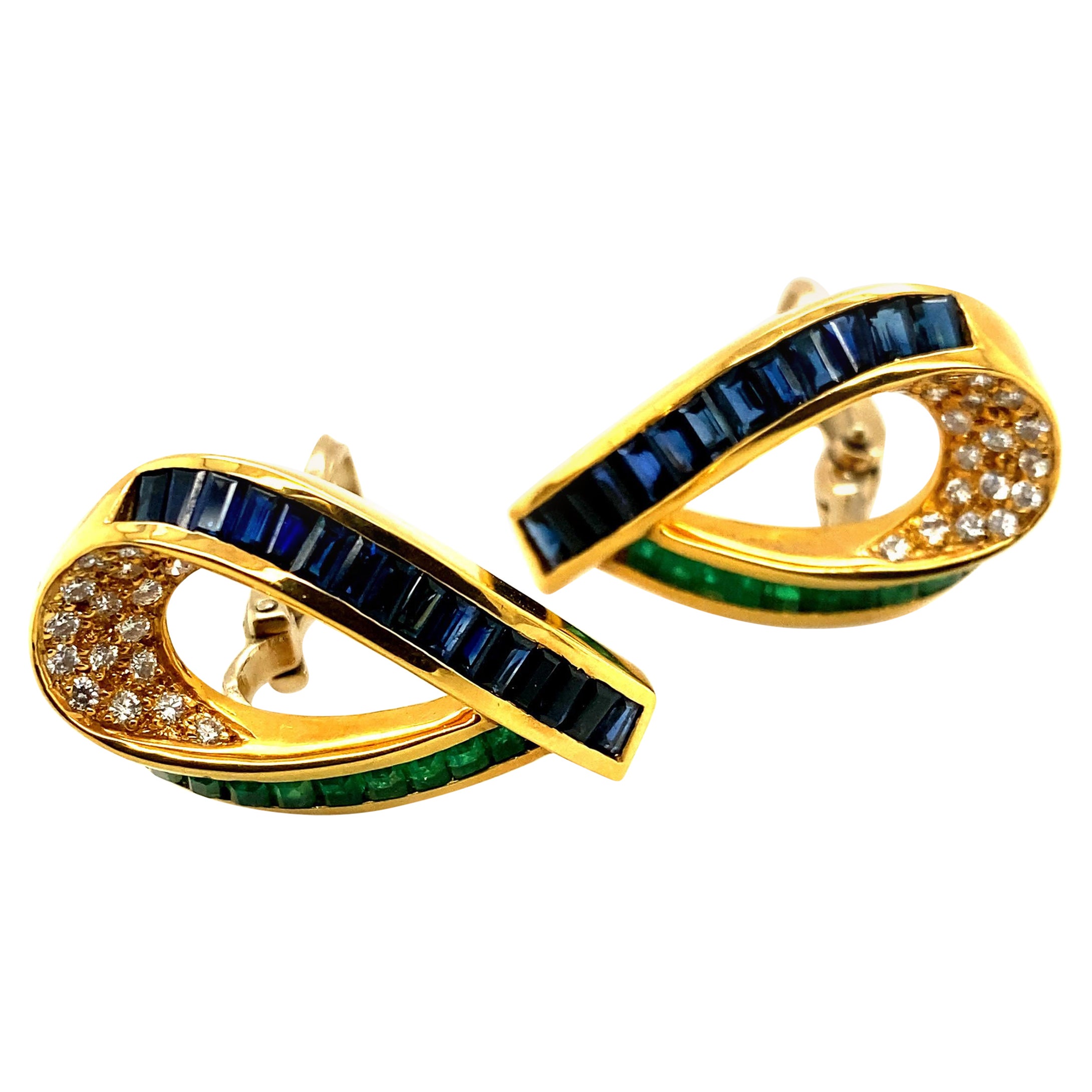 Charles Krypell, boucles d'oreilles en or jaune 18 carats avec saphir bleu, émeraudes et diamants