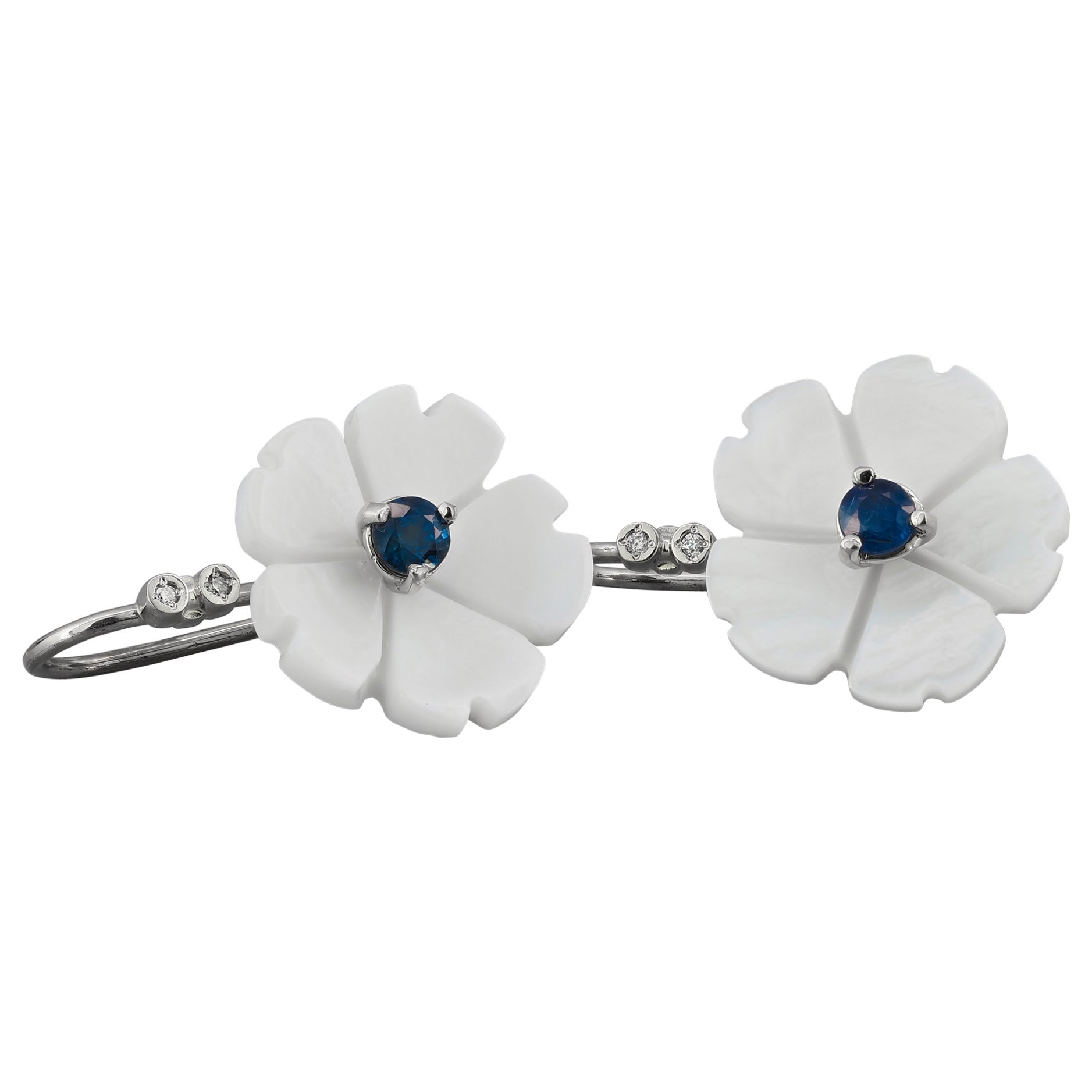 Boucles d'oreilles fleur en or 14 carats avec saphirs bleus. Boucles d'oreilles en forme de fleur.