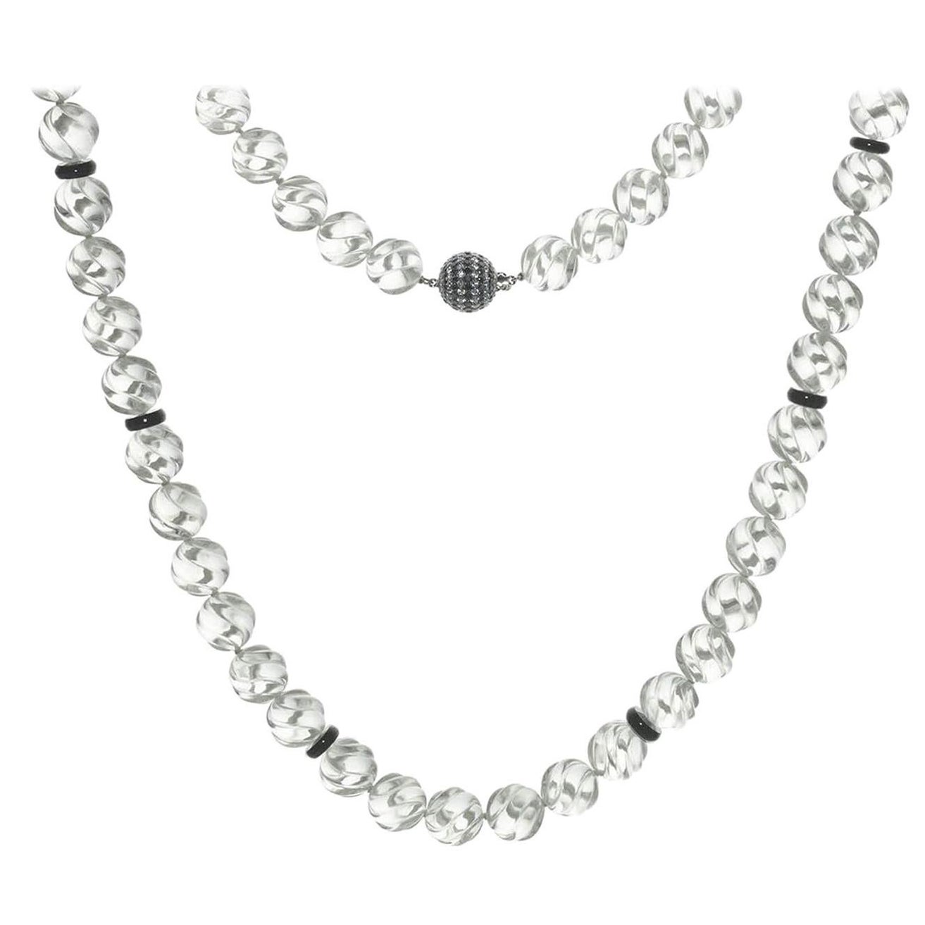Halskette aus geschnitztem Bergkristall, Onyx und Diamanten im Angebot