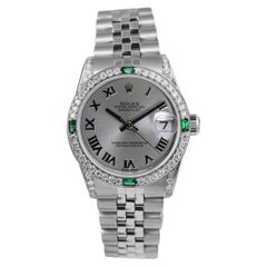Rolex Datejust Silber-Armbanduhr mit römischem Zifferblatt mit Smaragden und Diamant-Lünette + Gepäckuhr