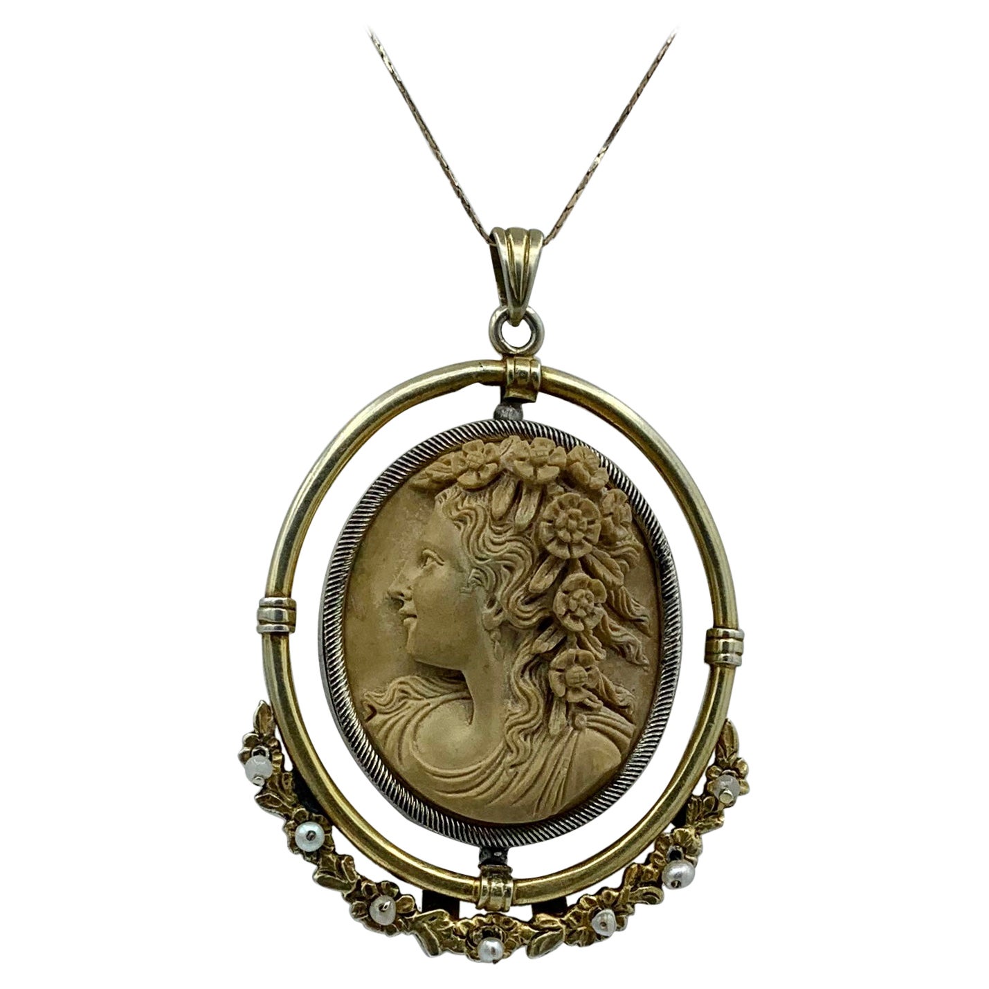Collier pendentif en perles avec camée en lave et guirlande de fleurs de style victorien ancien de 3 pouces