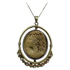 Collier pendentif en perles avec camée en lave et guirlande de fleurs de style victorien ancien de 3 pouces