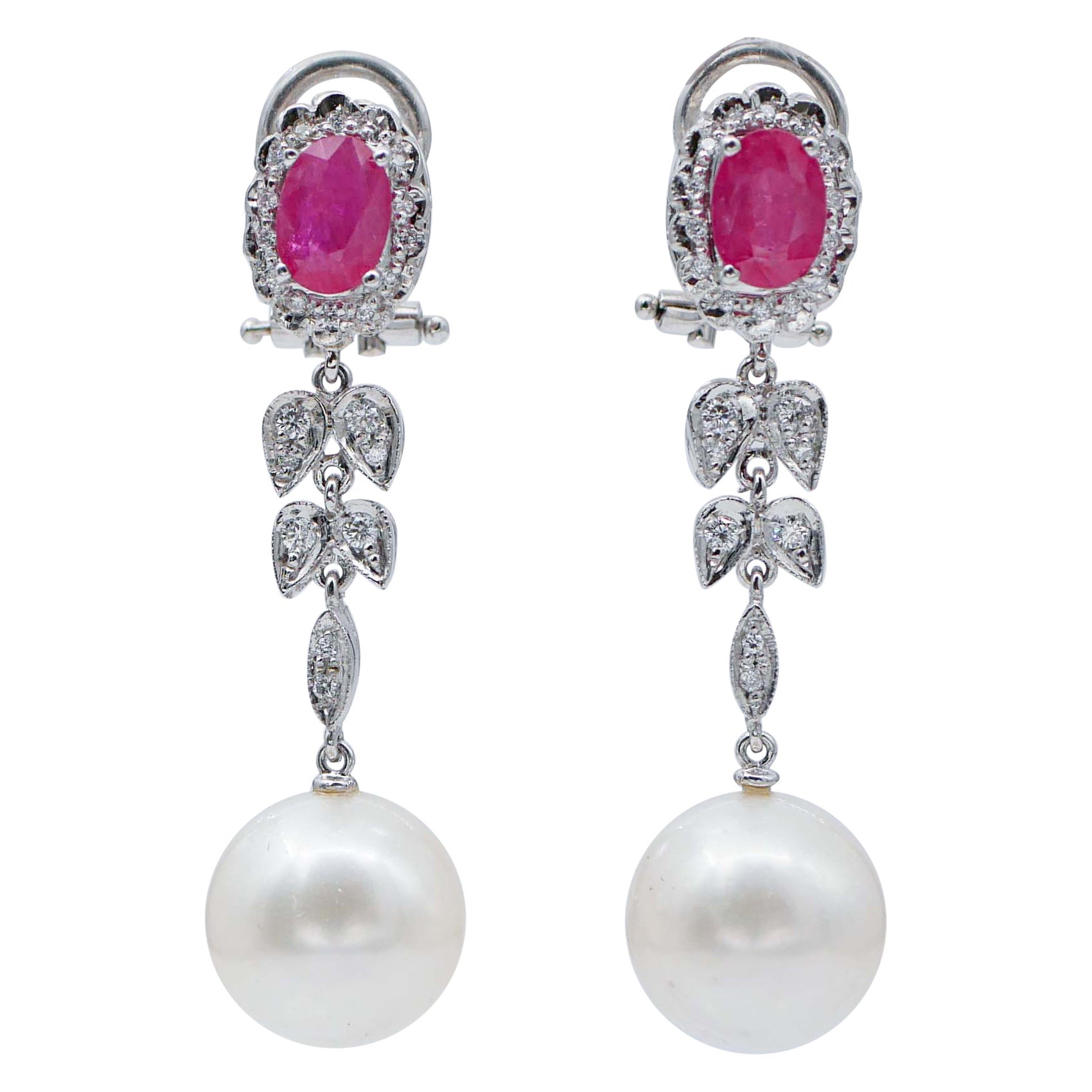 Boucles d'oreilles pendantes en platine, perles blanches, rubis et diamants