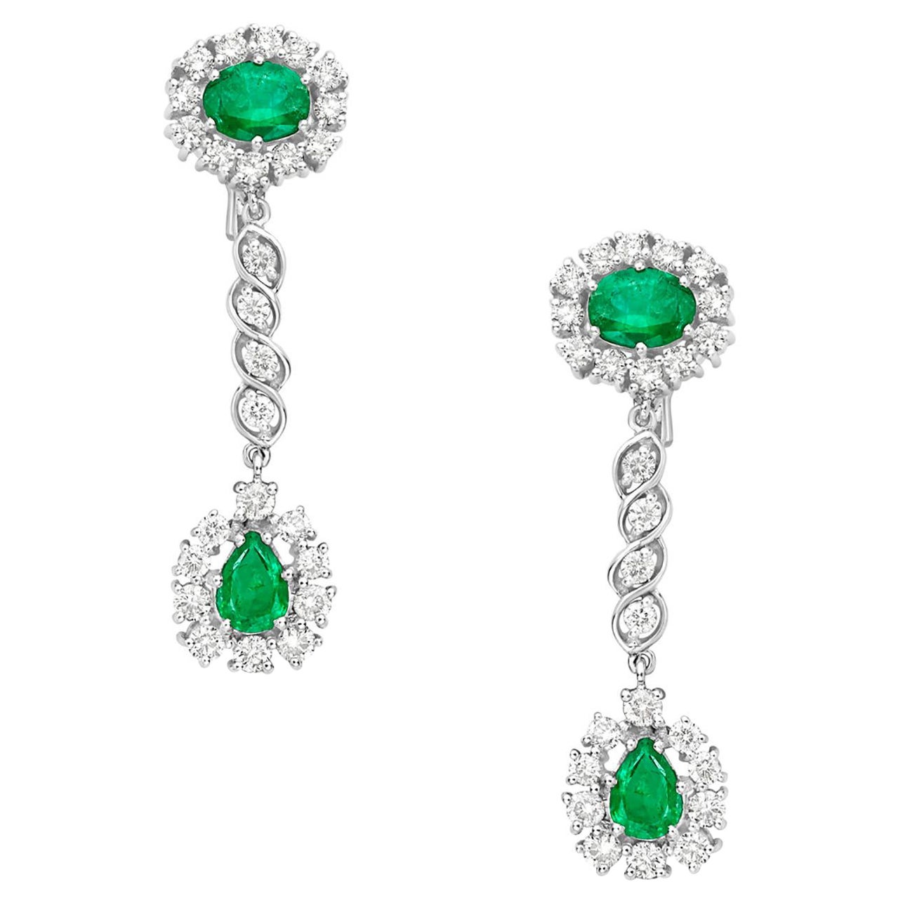 Boucles d'oreilles composées d'émeraudes multiformes et de diamants taille brillant en or blanc 18 carats