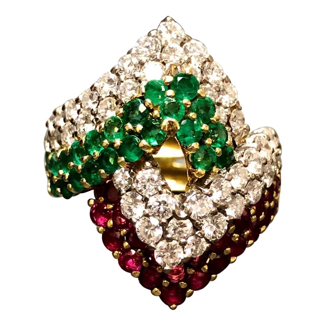 Bague chevron italienne 18 carats, diamants, émeraudes et rubis 4,88 carats poids total, taille 6 en vente