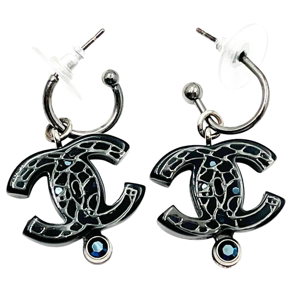 Chanel Schwarze Kugelblaue Stein-Ohrringe mit durchbohrten Creolen im  Angebot bei 1stDibs
