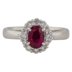 1,12 Karat Ovaler Rubin-Halo-Ring aus Platin mit Diamanten in der Mitte, auf Lager