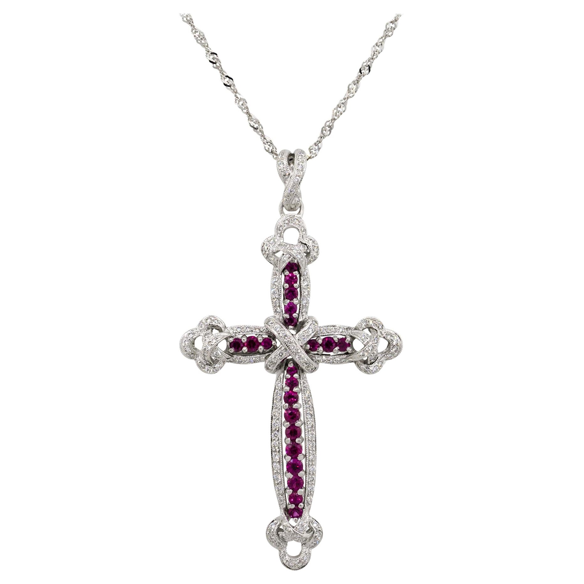 Collier pendentif en or blanc 18 carats avec croix pavée de diamants et rubis de 0,99 carat en vente