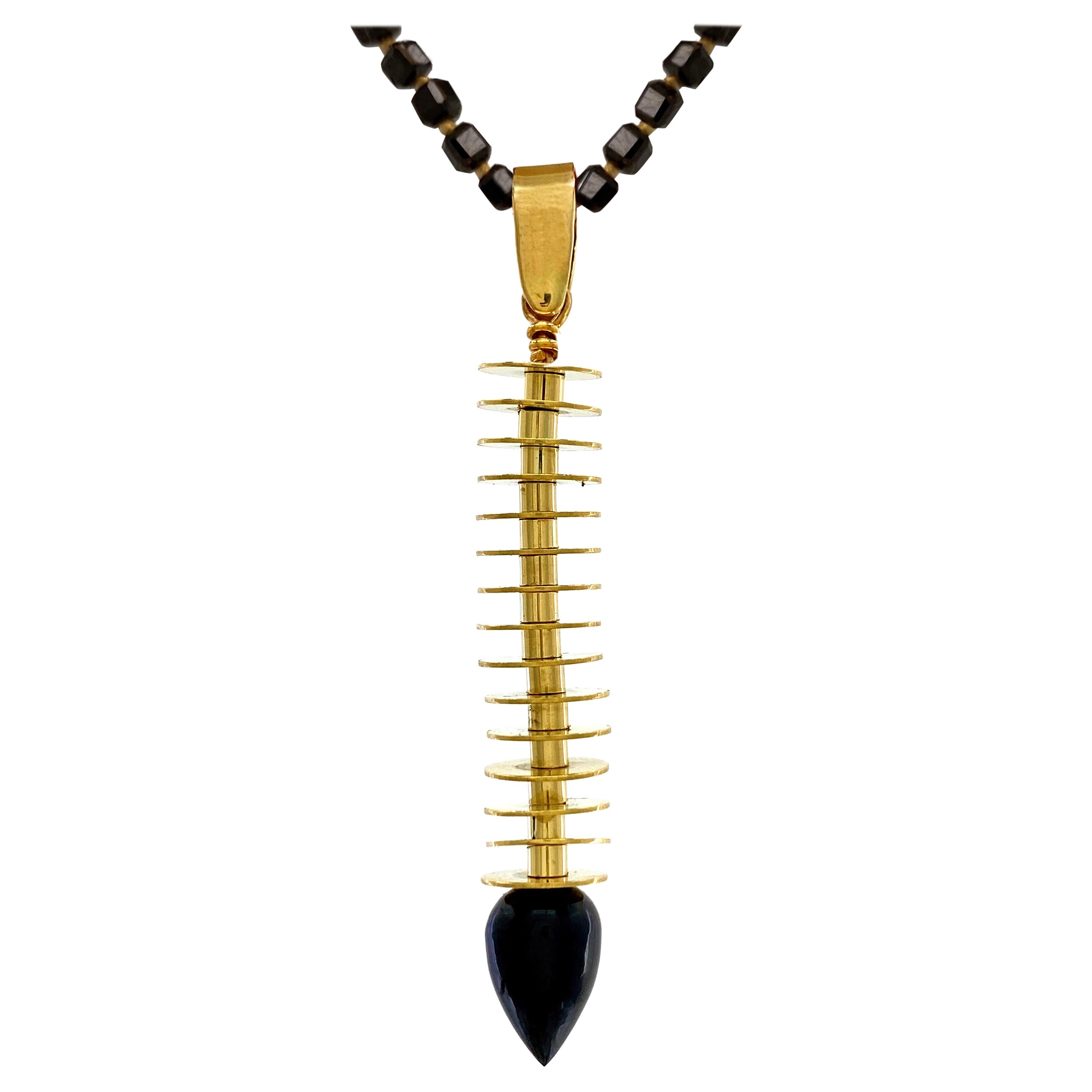 "Spinal Spinel"-Anhänger aus 18 Karat Gold mit schwarzem Spinell-Tropfen und Perlen-Halskette