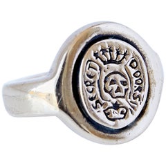 Bague sigillaire Crest en or vermeil avec crâne Memento Mori rose de J Dauphin