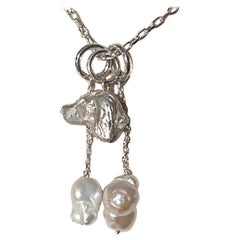 Paul Eaton Pendentif sculpté en forme de tête de chien épagneul avec une ou deux gouttes de perles 