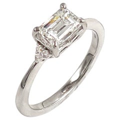 Moderner Ost-West-Verlobungsring mit Diamanten im Smaragdschliff von der rechten Hand - 14K