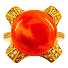 Gelbgoldring mit mediterraner Koralle im Art-déco-Stil, 0,60 Karat weißer Diamant