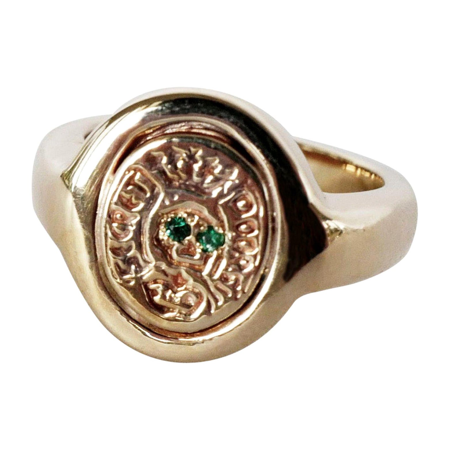 Bague de signalisation crête en émeraude de style Memento Mori avec crâne en or vermeil J Dauphin en vente