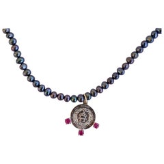 Chaîne collier J Dauphin en argent avec tourmaline rose en forme de cœur sacré et perle noire
