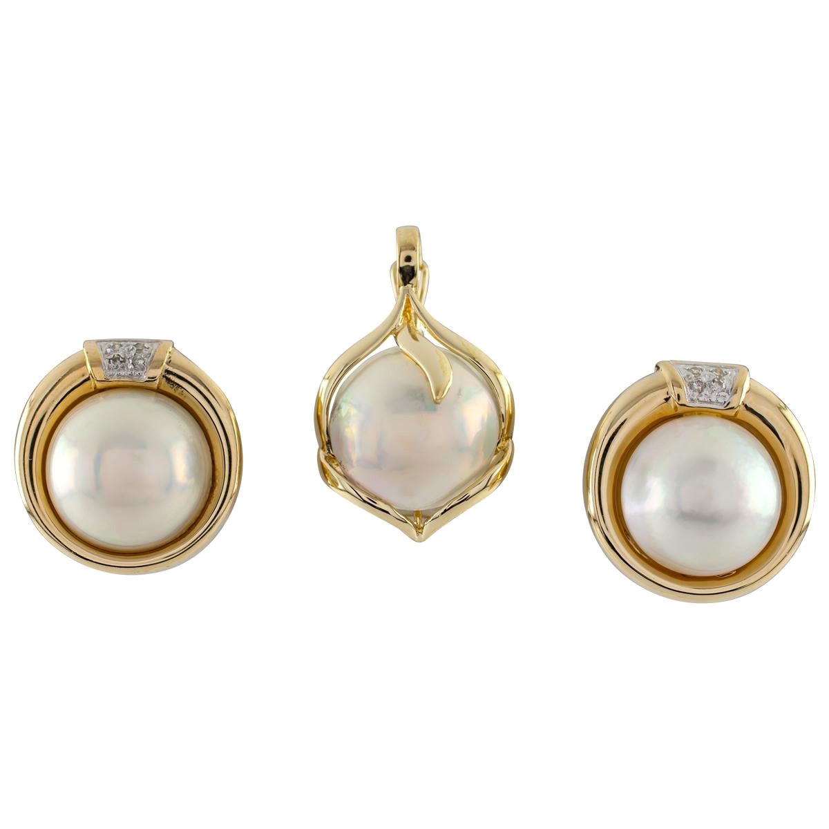 Ensemble de boucles d'oreilles et de pendentifs en or jaune 14 carats avec perles et diamants Mabe en vente
