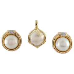 Mabe Pearl and Diamond 14 Karat Yellow Gold Earrings and Pendant Jewelry Set
