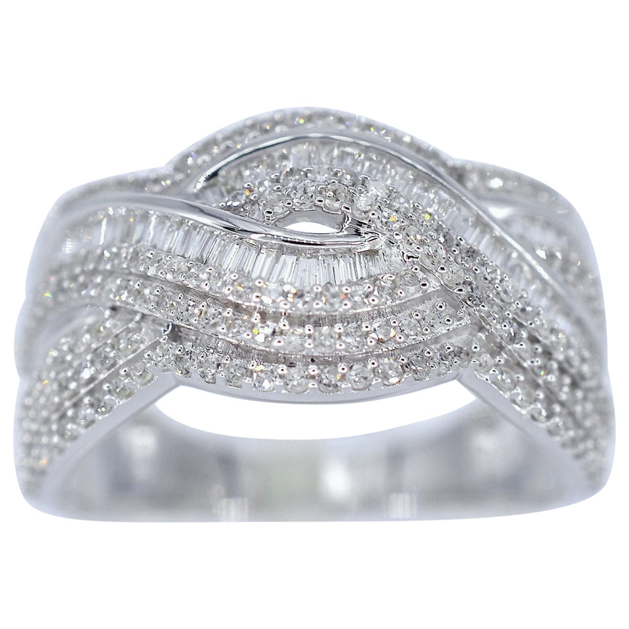 Bague design en or blanc avec diamants brillants en vente
