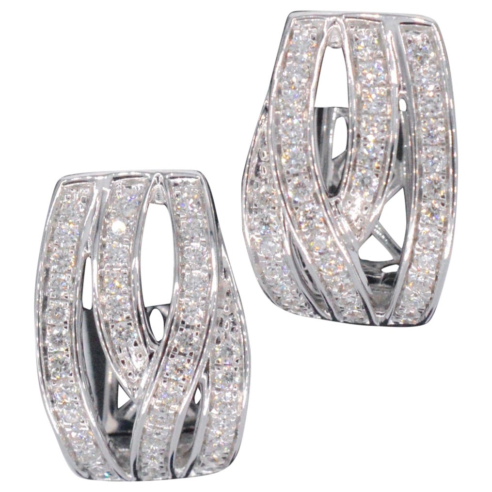 Boucles d'oreilles design en or blanc avec diamants brillants en vente