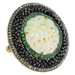 Bague en or 18 carats avec jade sculpté et travail en filigrane, ornée de diamants et d'émeraudes de fantaisie