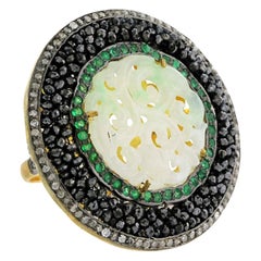 Geschnitzter Jade-Ring aus 18 Karat Gold mit filigraner Arbeit und Fancy-Diamanten und Smaragden