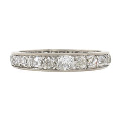 Antiker edwardianischer französischer 18 Karat Gold Eternity-Ring mit abgestuften Diamanten in Pavé-Fassung