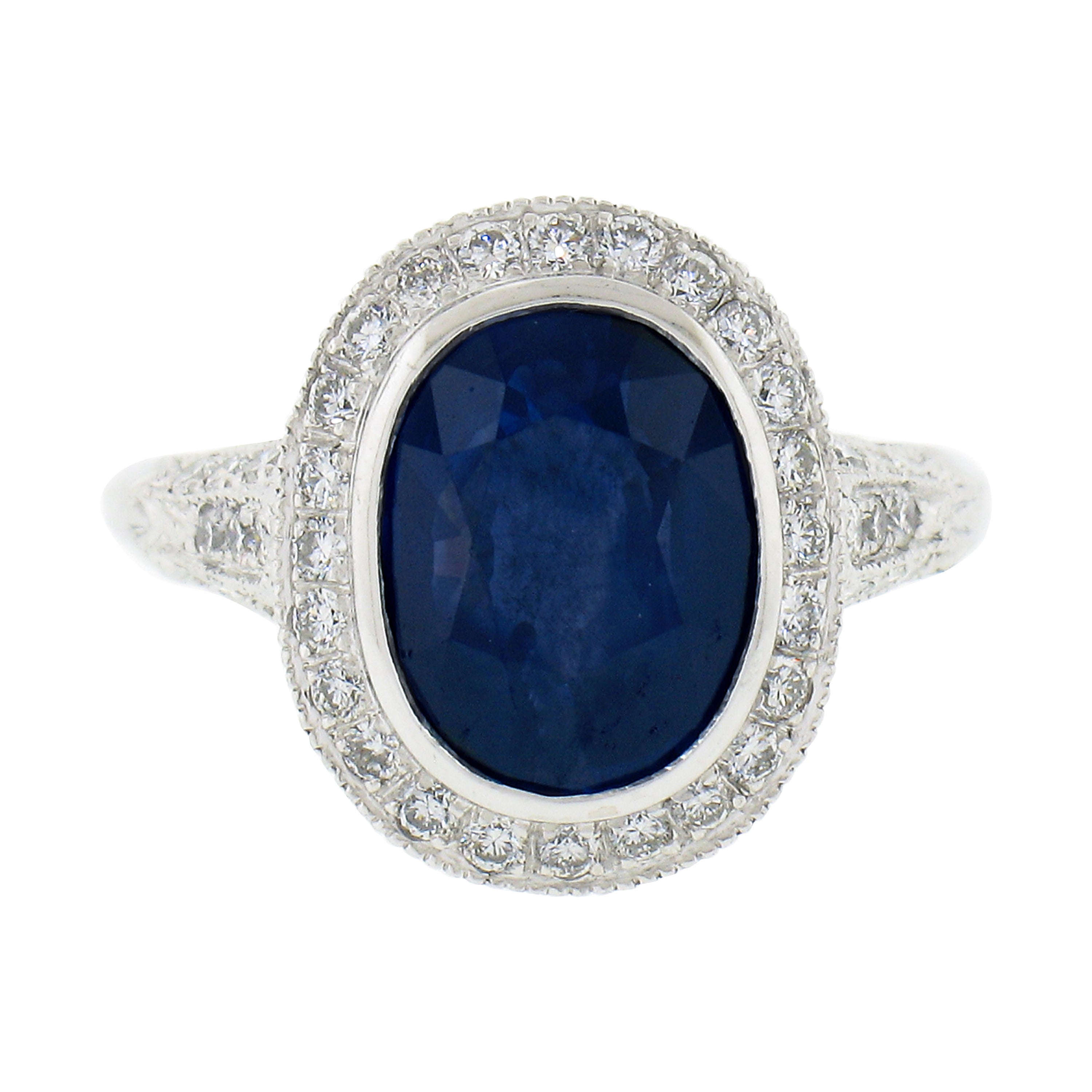 Anillo de compromiso con halo de diamantes con bisel de zafiro ovalado de Ceilán en platino GIA Estate