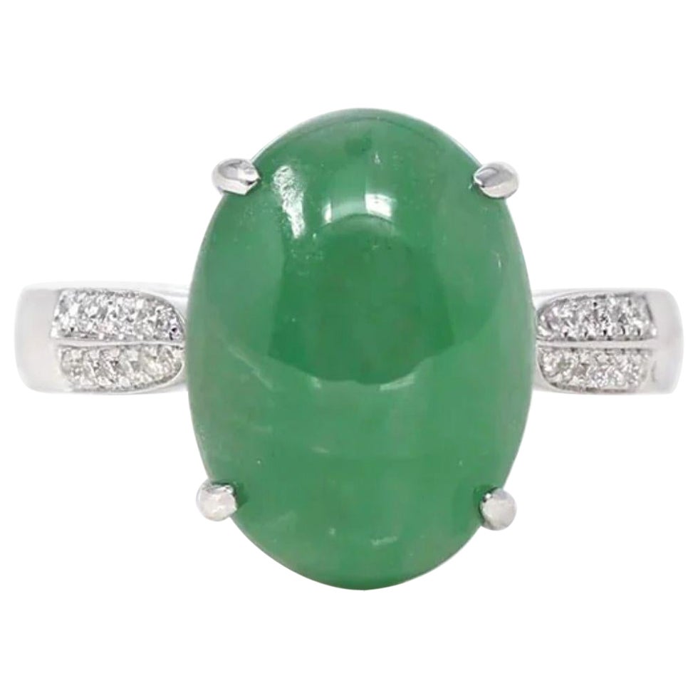18 Karat Weißgold Natürlicher kaiserlich-grüner ovaler Jadeit Verlobungsring mit Diamant