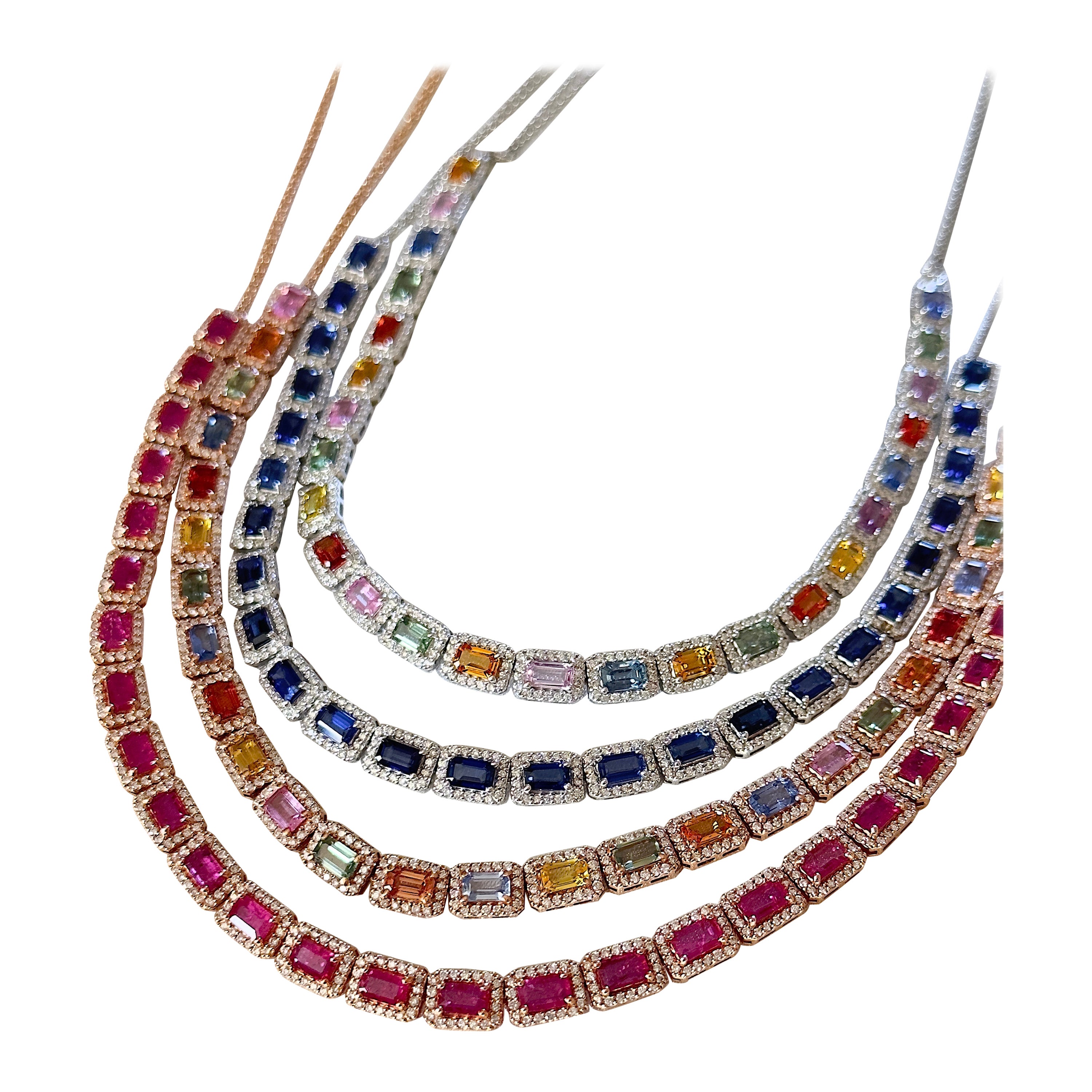 Unsere neuen Edelstein-Halsbänder sind da! Wir haben Optionen in Rainbow Sapphire, Blue Sapphire und Ruby! Die Regenbogensaphire, die sowohl in Weißgold als auch in Roségold gefasst sind, sind umwerfend schön und warten darauf, getragen zu werden!