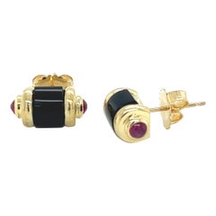 Clous d'oreilles tube en or jaune 18 carats avec onyx noir taillé à la main et rubis cabochon