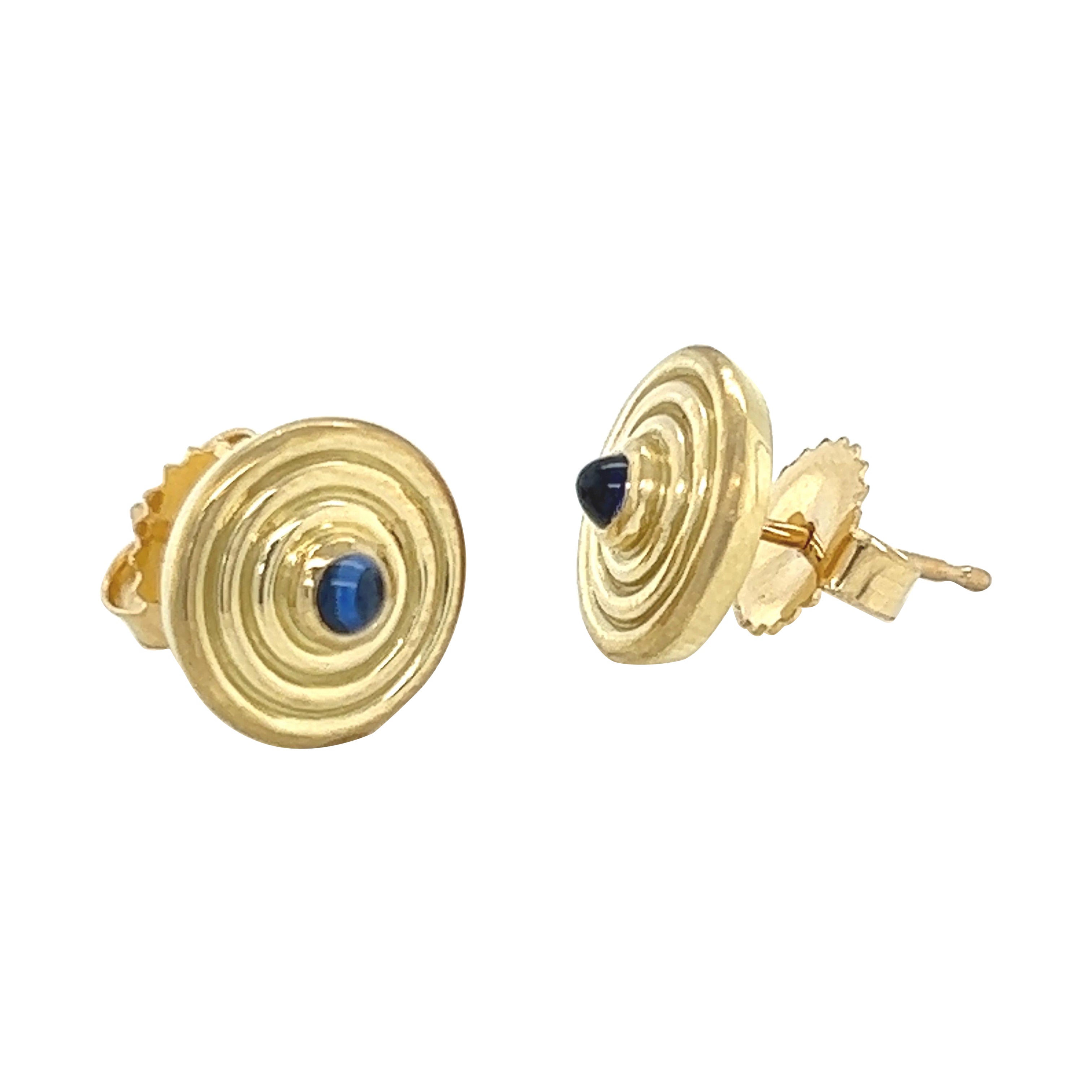 Clous d'oreilles circulaires multi-anneaux en or jaune 18 carats avec saphirs bleus cabochons en vente
