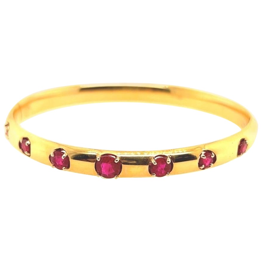 Retro Gold 2.27 Carat Round Natural Red Thailand Ruby Bangle Bracelet circa 1960 For Sale