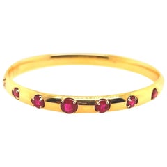 Bracelet rétro en or 2.27 Carat Round Natural Red Thailand Ruby Bangle circa 1960