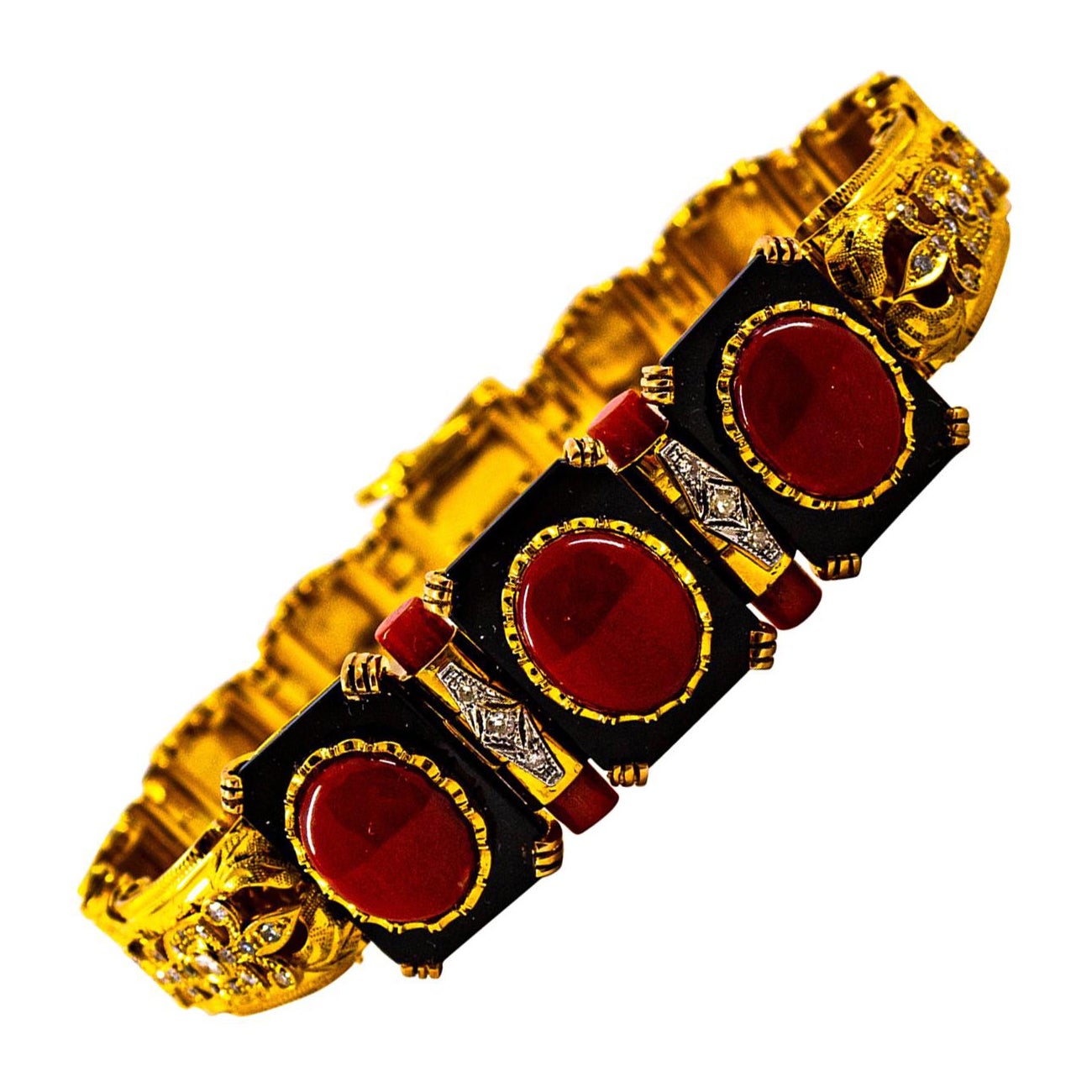 Bracelet en or jaune de style Art déco avec diamants blancs et corail rouge méditerranéen et onyx